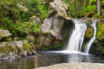 Kleiner Bachlauf mit einem schönen Wasserfall im Hotzenwald