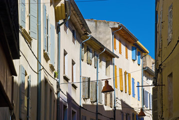 Häuserfassaden in Carpentras in der Provence