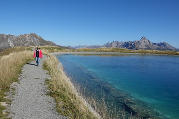 Fototapeta premium Wandern mit Blick zum Biberkopf