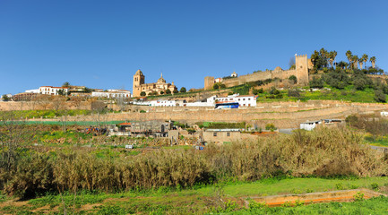 Fototapeta na wymiar Panorámica de Jerez de los Caballeros con el Castillo de los Templarios, una ciudad famosa y monumental de la provincia de Badajoz en Extremadura, España