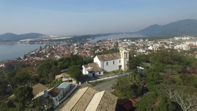 imagem de drone da Igreja da Lagoa da Conceição, em Florianópolis