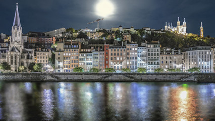 Naklejka premium Lyon de jour comme de nuit, ville touristique et historique.