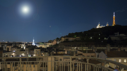 Obraz premium Lyon de jour comme de nuit, ville touristique et historique.