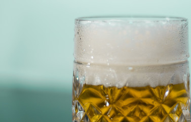  cerveza con mucha espuma y fondo blanco