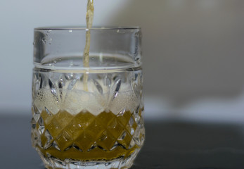 Sirviendo cerveza en un vaso de vidrio y fondo blanco 