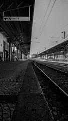Estação de comboios a preto e branco