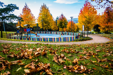Vista de um parque infantil no Outono