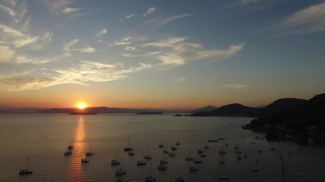 Por do sol em Santa Antônio de Liboa, Florianópolis, com barcos ancorados na baía.