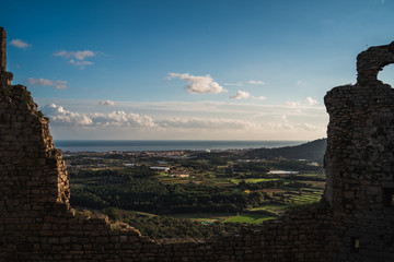 ventana medieval destruida desde la cual se ve el valle del mediterraneo