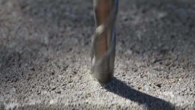 Mit dem Schlagbohrer ein loch in den Beton bohren
