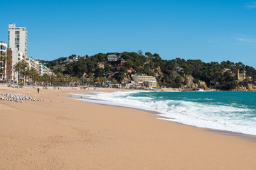 mar mediterraneo, playa espa&ntilde;a con mar azul y agitado, camino de piedra