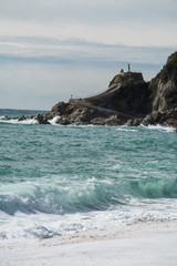 mar mediterraneo, playa españa con mar azul y agitado, camino de piedra