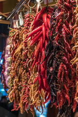 pimientos y especias colgando en el mercado del pueblo, ajo, ajies, pimientos y picantes