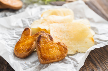かわいい手焼きクッキーとポテトチップス