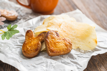 かわいい手焼きクッキーとポテトチップス