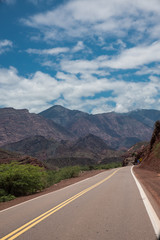 carretera o ruta por entre medio de las montañas en la naturaleza del norte argentino argentina...