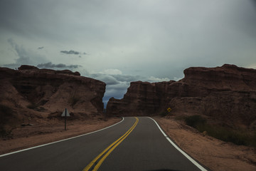 carretera o ruta por entre medio de las montañas en la naturaleza del norte argentino argentina...