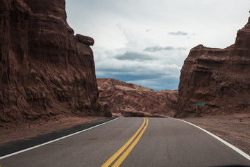 carretera o ruta por entre medio de las montañas en la naturaleza del norte argentino argentina jujuy con nuebes en el cielo