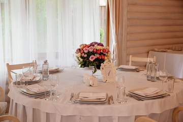 Table decor with flowers for a wedding party