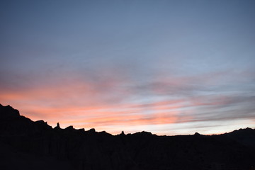 montaña a contraluz, atardecer con nubes rojizas en La Paz, Bolivia