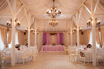 Pink table decor with flowers for a wedding party