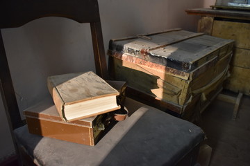 libro y baúl antiguo viejo