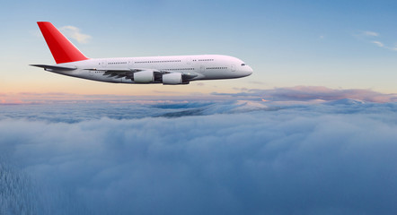 Avion de ligne commercial volant au-dessus de nuages spectaculaires dans une belle lumière. Notion de voyage.