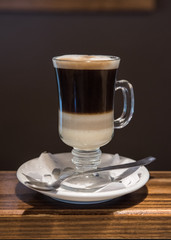 capuchinno simple cafe con leche en vaso de vidrio