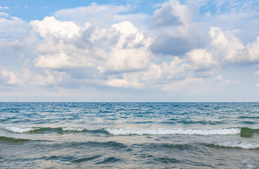 Obraz premium Waves at sea or ocean in the evening.