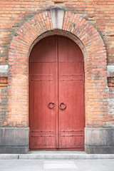 Fototapeta na wymiar vintage red arched brick door around the door