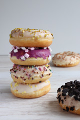 verschiedene Donuts gestapelt