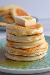 Pancakes mit Ahornsirup und Butter