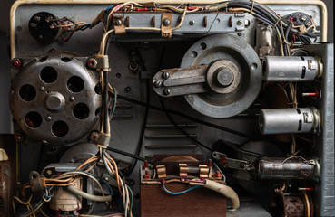 Obraz premium The internal mechanism of an old reel tape recorder with vacuum tubes, transformer, electric motor and other details.