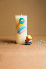 Kommunion, Konfirmation, Firmung, Taufe, Glaube - weiße Kerze mit Regenbogen und bunten Steinen 