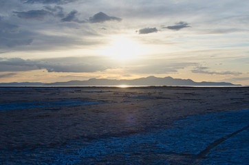 Obraz premium the golden sun across the wide open salt landscape in the great salt lake basin. 