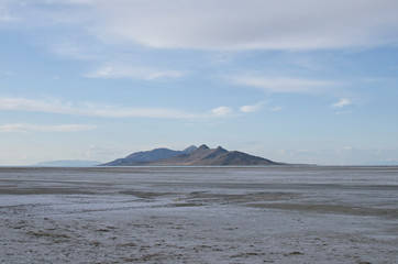 Fototapeta na wymiar The range of Antelope island off into the distance of the great salt lake bed. 