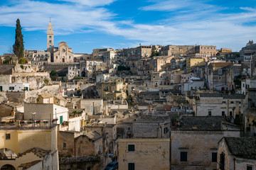 Fototapeta na wymiar Vista panorámica de la antigua ciudad paleolítica de Matera, Sassi di Matera, Basilicata, sur de Italia
