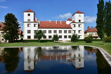 Fototapeta na wymiar castle Bucovice and its park,Czech republic