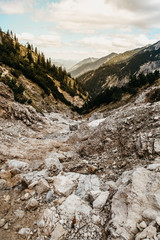 Fototapeta na wymiar Alpiner steiniger Wanderweg