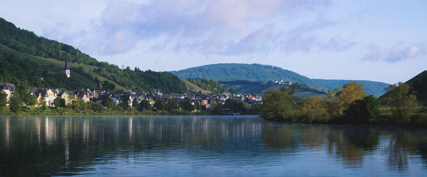 Briedel an der Mosel kurz nach Sonnenaufgang
