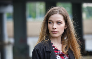Obraz premium Portrait of a beautiful young woman on the streets of the city. Fashion photo.