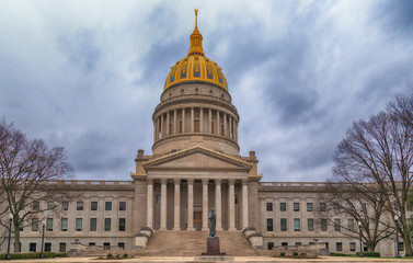 Obraz premium Charleston West Virginia - State Capitol Building with the clouds.
