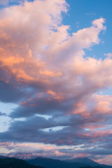 Magnifique ciel coloré au coucher de soleil 