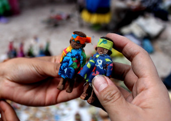 Artesanía Rarámuri, muñeco miniatura en la sierra Tarahumara © MariaRoseTalavera