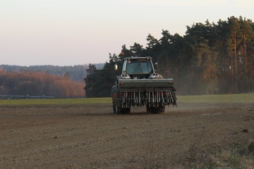 Ciągnik rolniczy podczas prac na polu © Krzysztof