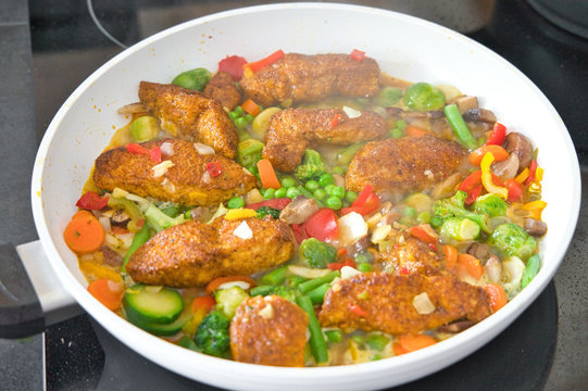 Gem&uuml;sepfanne Asiapfanne mit Putenfleisch, H&auml;hnchenfleisch, Kurkuma und Bio Gem&uuml;se