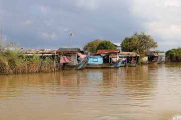 Fototapeta na wymiar Village sur la rivière Sangker, Cambodge