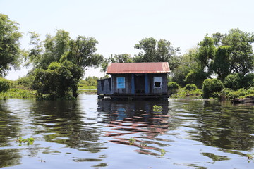 Obraz premium Maison sur pilotis sur la rivière Sangker, Cambodge