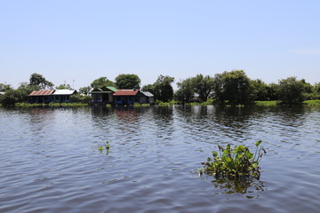 Village flottant sur la rivière Sangker, Cambodge