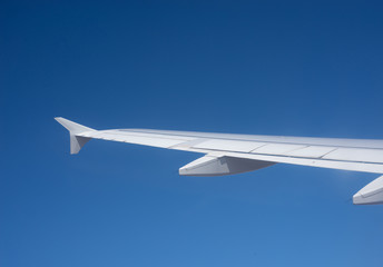 Una ala de avión en cielo azul 